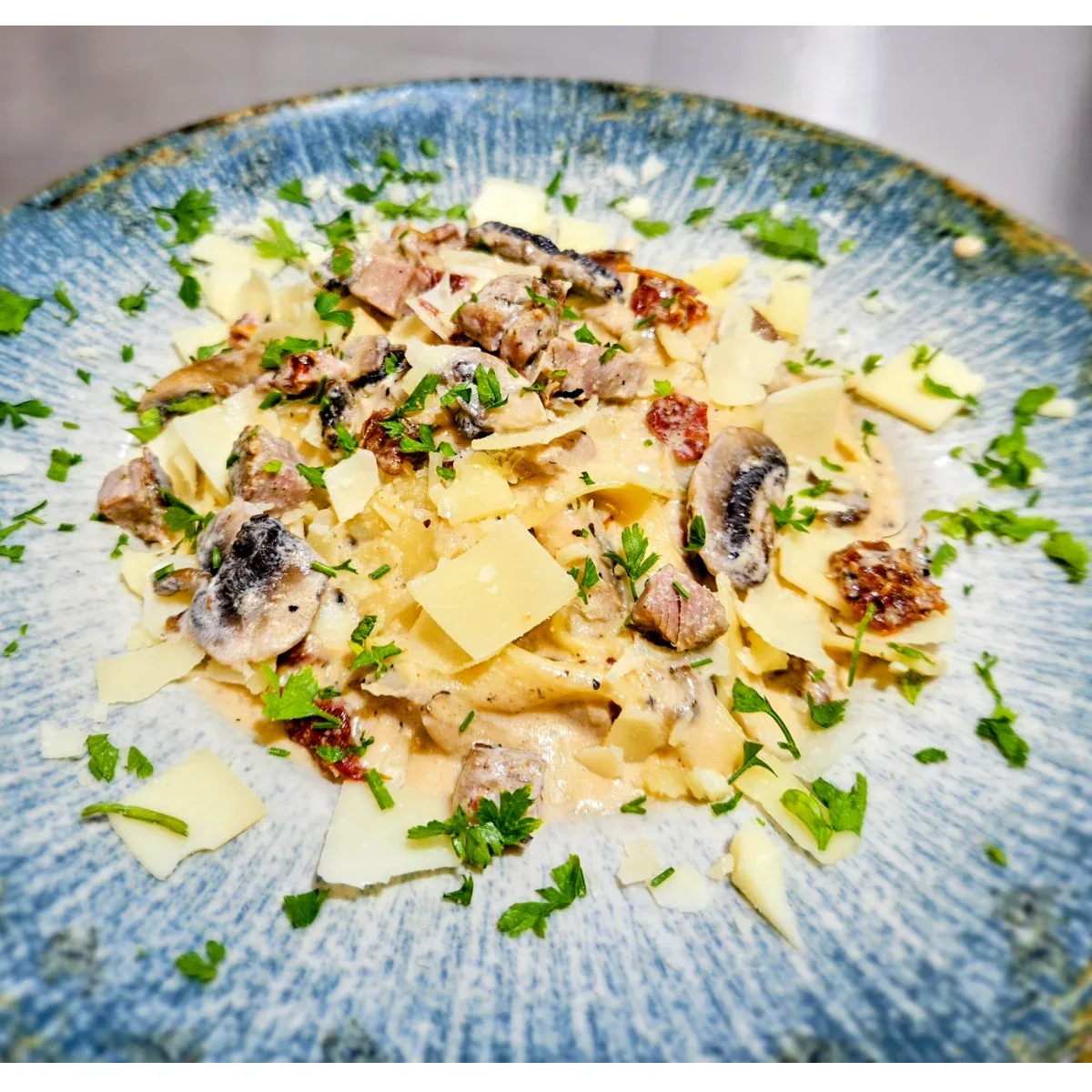 Tagliatelle with Turkey steak, sun-dried tomatoes, mushrooms, cream and truffle from the menu of Vall's Kitchen/Валс...