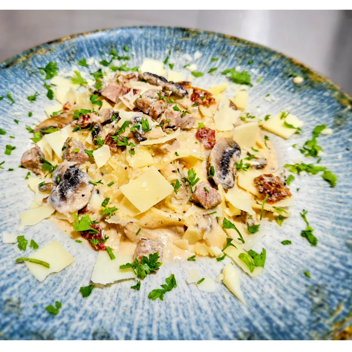 Tagliatelle with Turkey steak, sun-dried tomatoes, mushrooms, cream and truffle 460g. from the menu of Vall's...