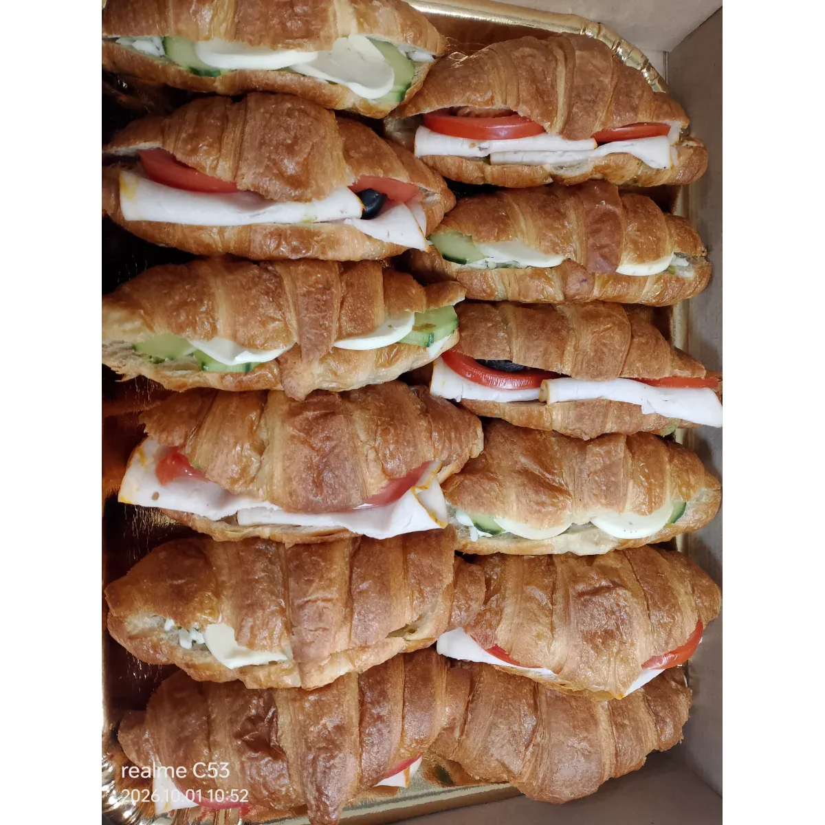 Плато с кроасани от менюто на The Sandwich